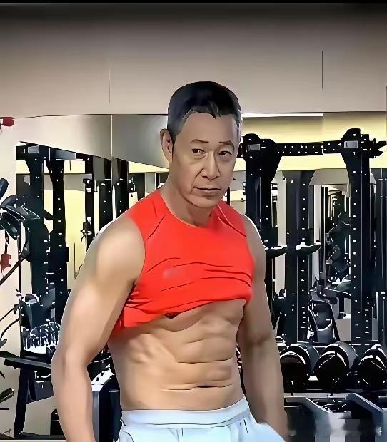 70岁张丰毅vs75岁王石，同样泡健身房撸铁，状态差距却一目了然。张丰毅练出了紧