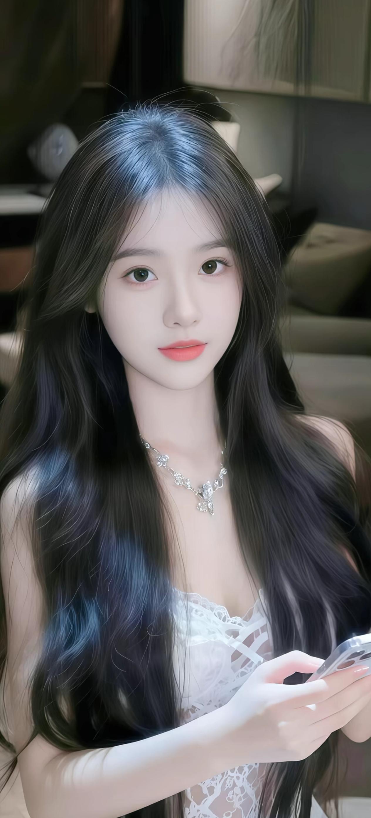 雪魄裁成冰作肌，云鬟半堕麝烟微。凝眸恍映星河动，转顾方知月影移。罗袂扶风