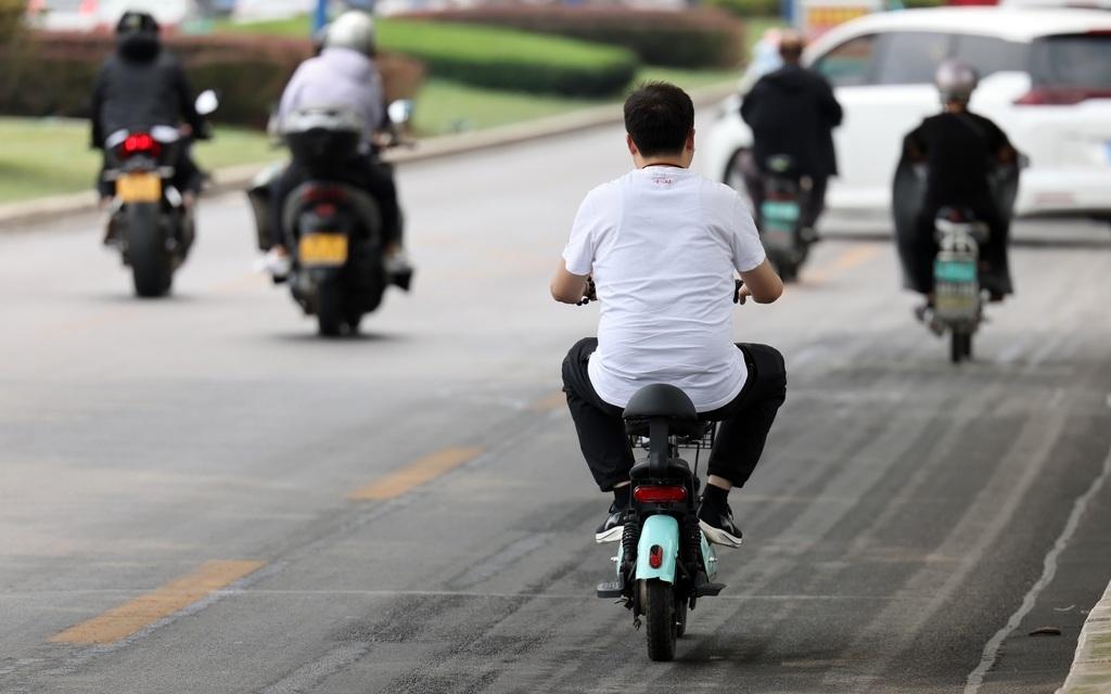 小电驴「调速」灰产太猛了，先上牌，牌照下来了再把车推回去，店员给你把速度调高。