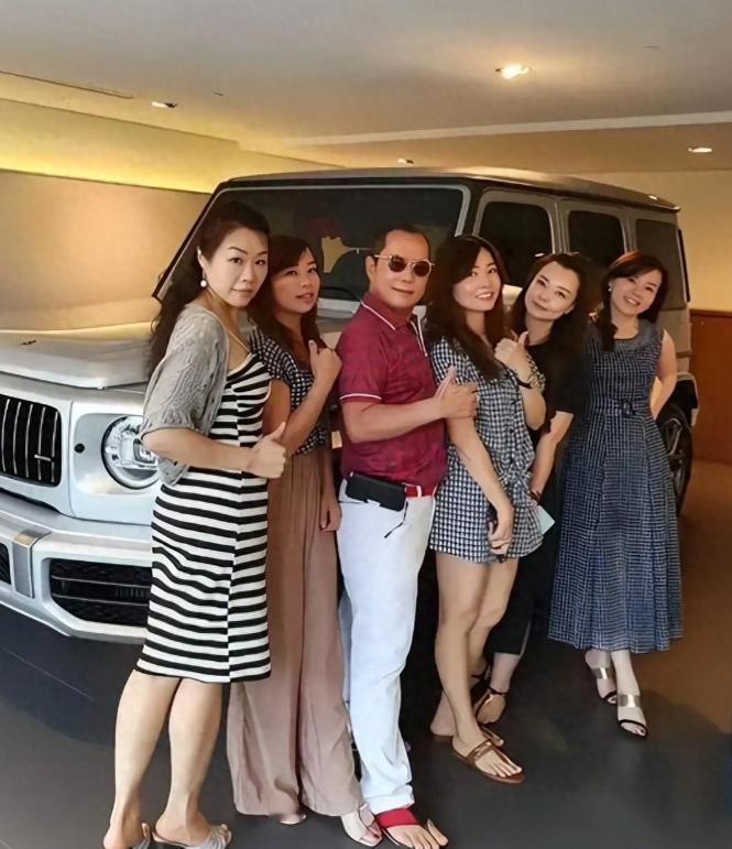 "当代韦小宝"胡汉䶮：30位情妇、60辆豪车，有钱人的生活真奢淫。2011