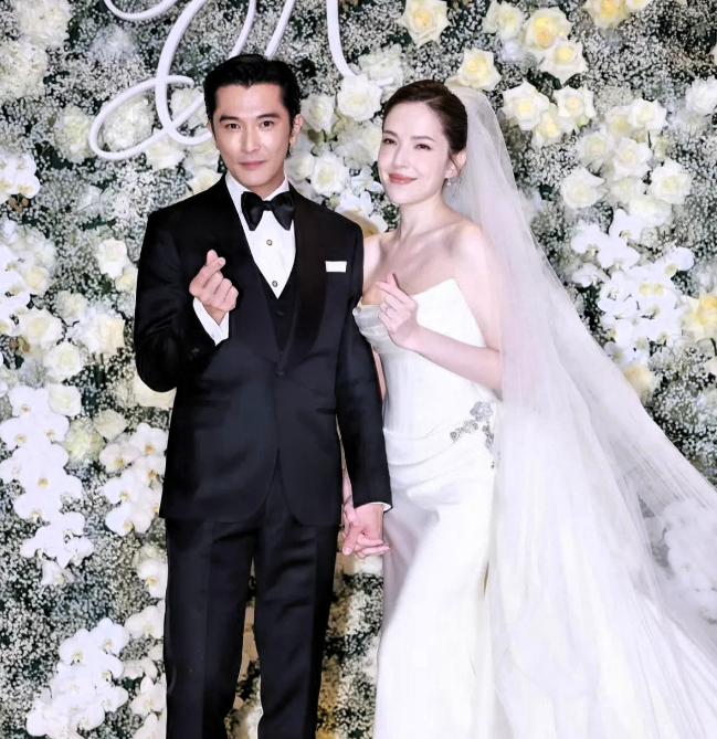 邱泽许玮甯今天在台北大婚，顶帅顶美的两个人，真是养眼！许玮甯穿婚纱也太漂亮了吧，