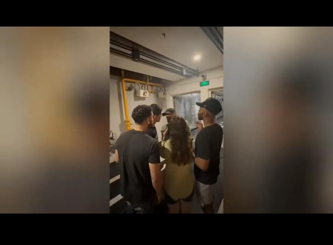老外敢在咱地盘耍横？新疆小伙这硬气劲儿就该学！在咱中国的地儿对中国人说难听