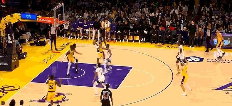 他以前被说打球软，现在篮下硬得像铁块。不是靠嘴说，是靠身体撞出来的。一次扣篮