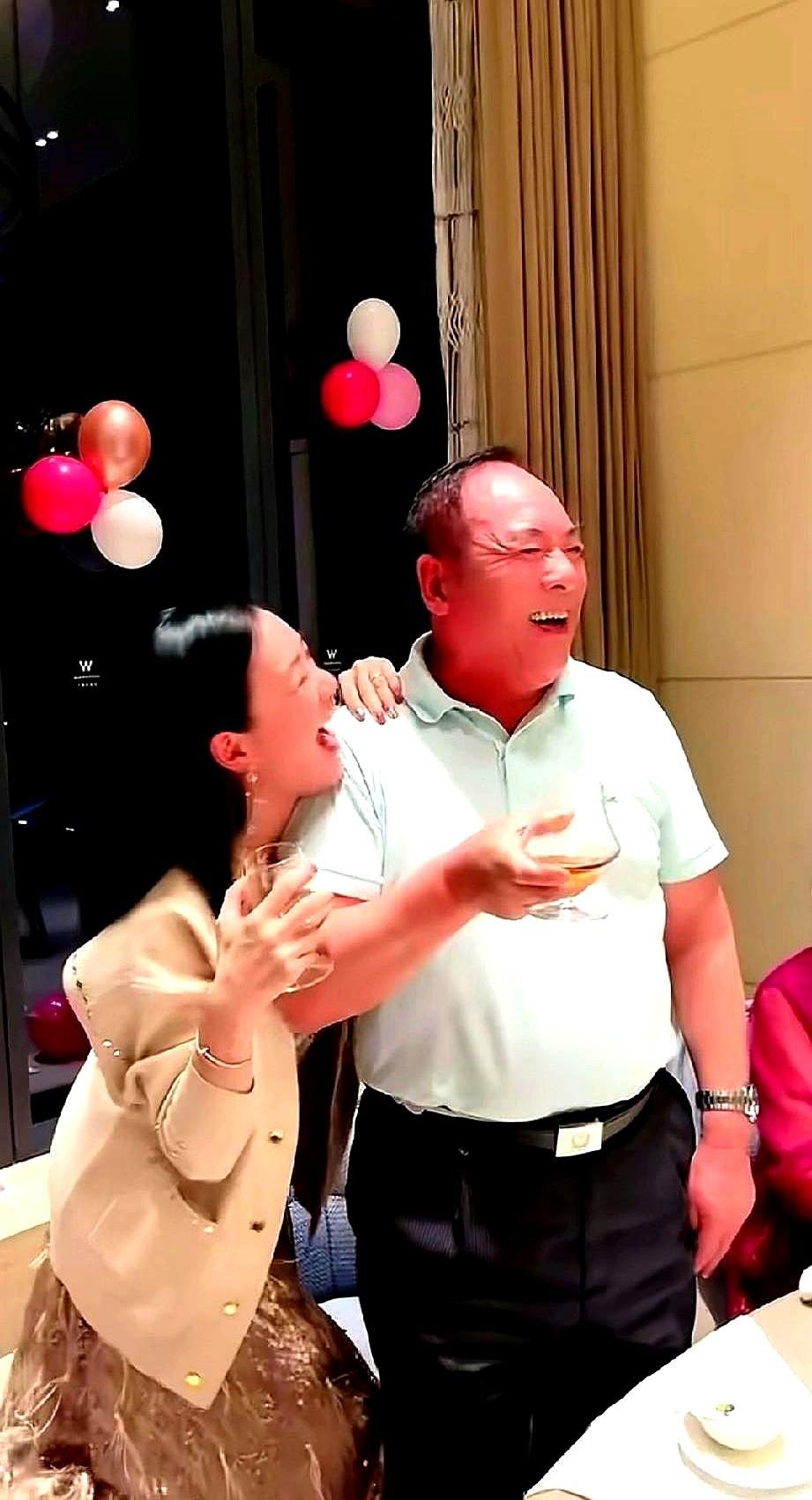 钟丽缇这事儿又吵起来了。过年家庭聚餐，她手往公公肩膀上一搭，头也亲昵地靠过