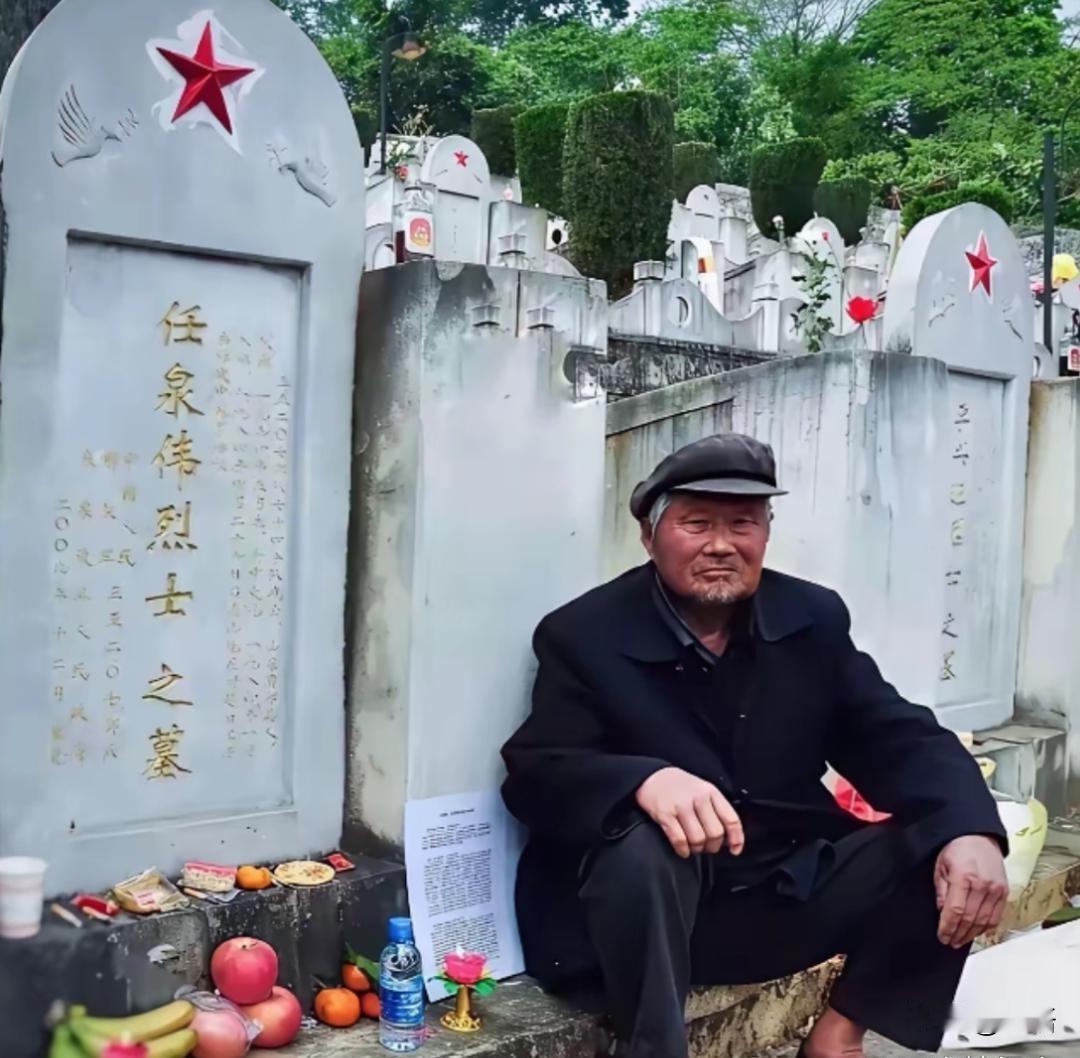 没想到88岁靠捡废品过活的老人，整整攒了34年的钱，才第一次走到牺牲儿子的墓前！