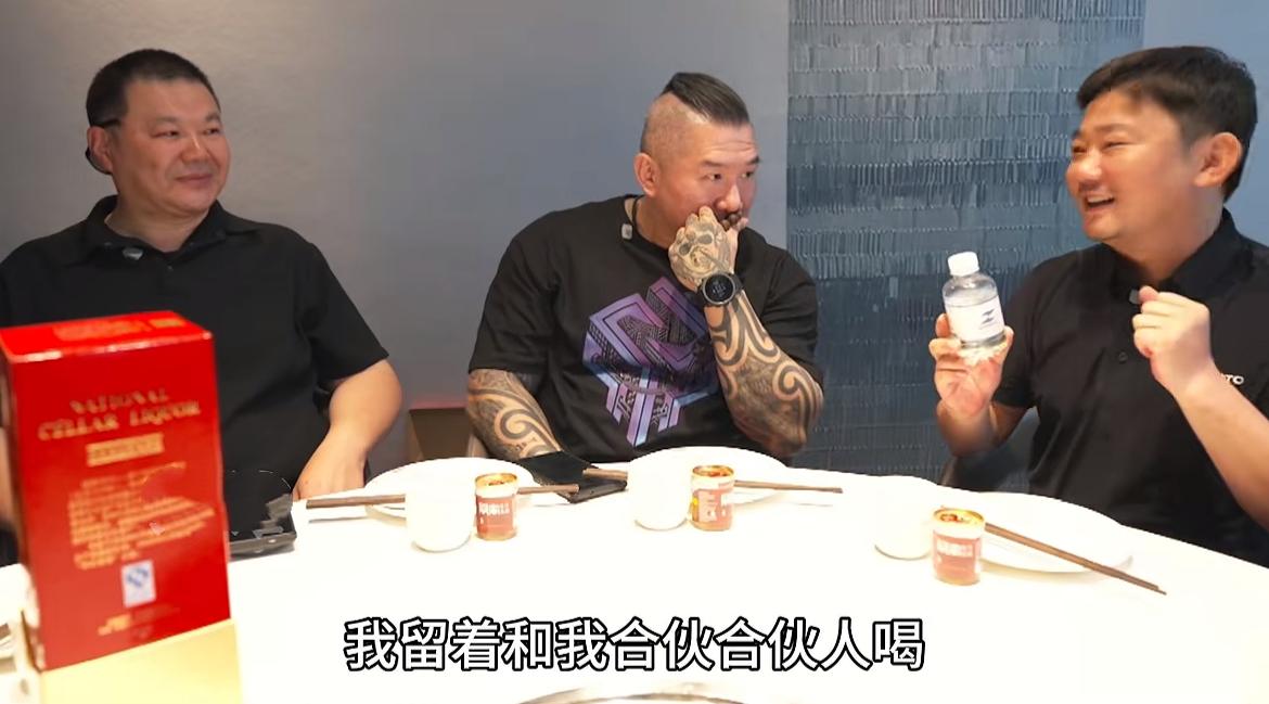 张雪好大方啊！居然将一个拆开的矿泉水瓶子与馆长分享，如果单凭画面，肯定会惹来非议