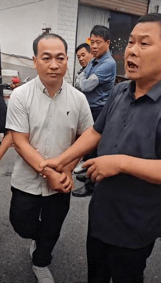 农村喜宴奇葩一幕！陌生男子白吃两天，被村民当场拦下！一户农家办喜宴，酒席连摆