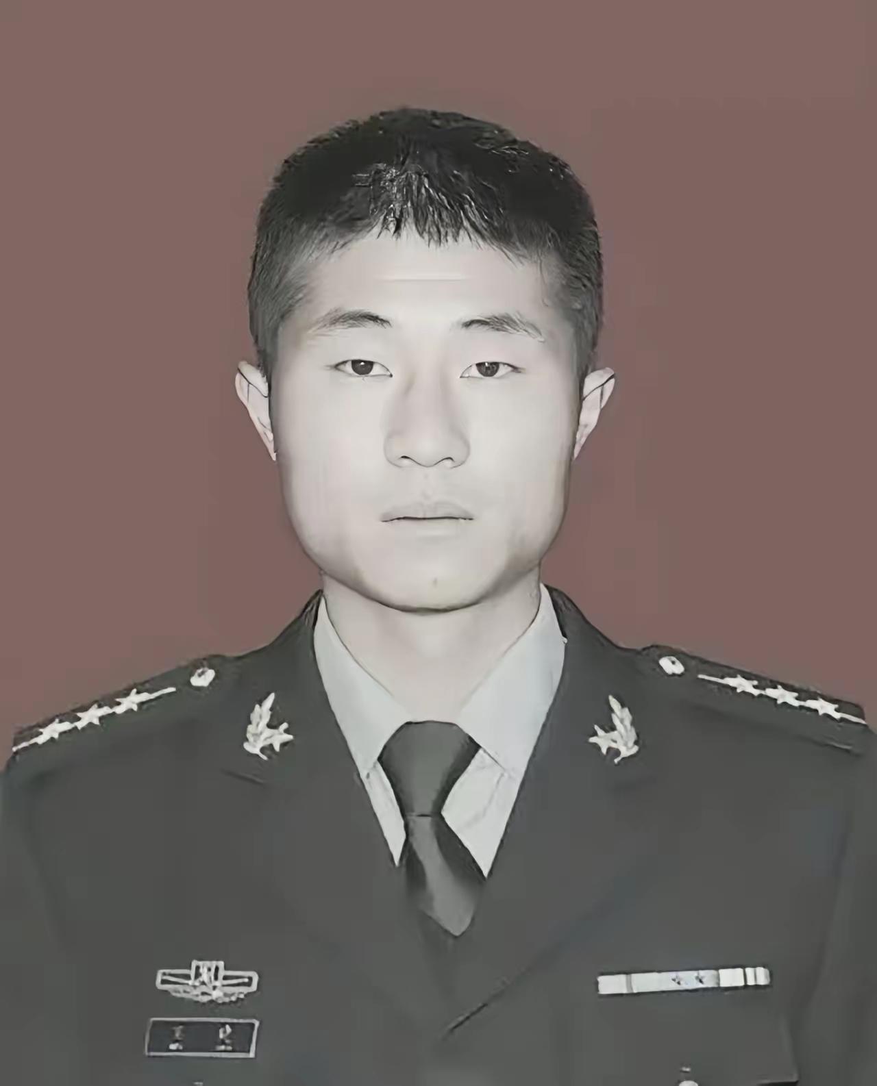 没想到一位有上千次伞降经验的特战连长，明明手握100%的自救机会，却主动选了死路