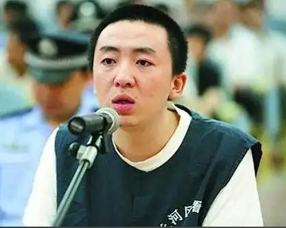 2006年，一名山西小伙因为在故障的ATM机上多取了17万元而被捕，并被一审法院