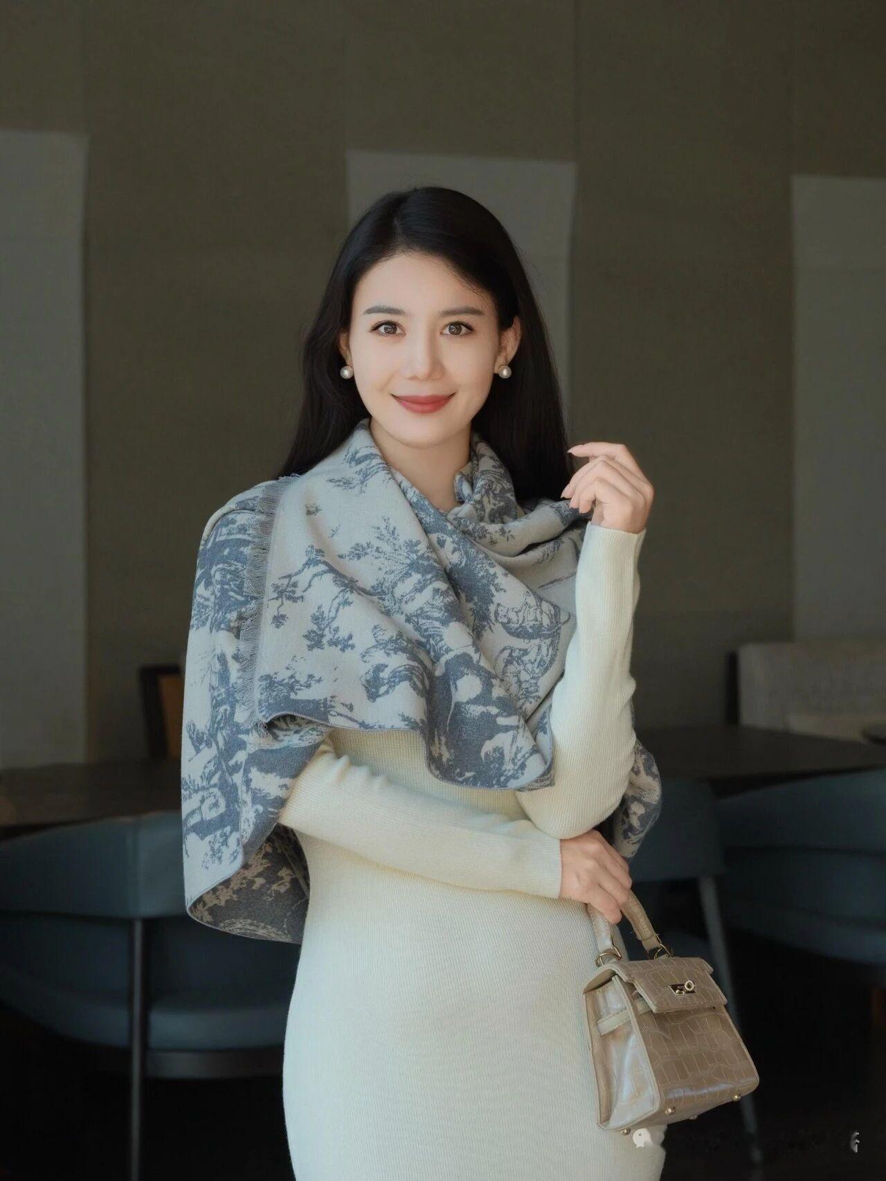 理想是赶路人的月，逆流者的桨，是荆棘尽处的繁花，是万仞山上眼的日出，让人在现实的