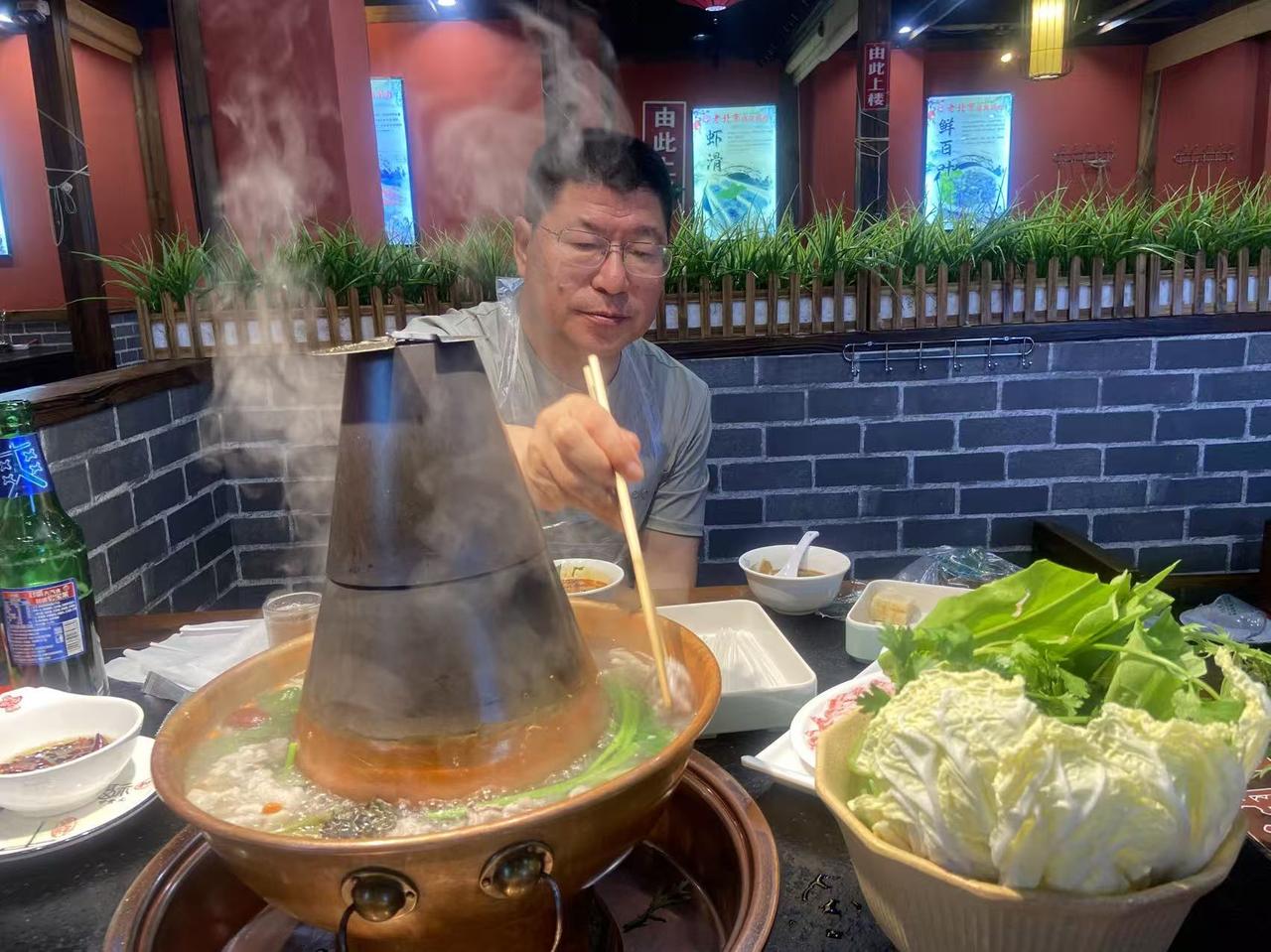 昨晚喝了三杯白酒，今天还有点头昏脑胀。本来不想喝那么多，但气氛烘托到那了，不喝不