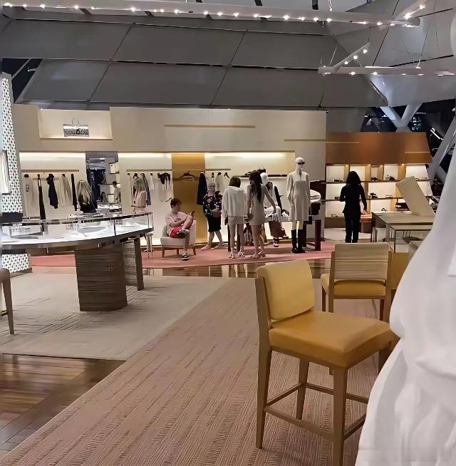 37岁王思聪穿粉色T恤带俩美女逛LV，全程只管付钱不看价，网友：万达都那样了，他