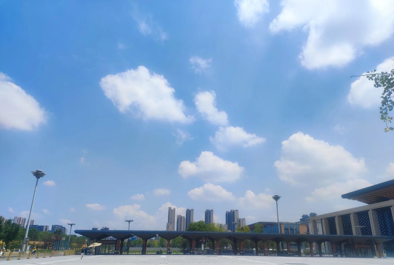 立秋了，西安还是很热。8月14号，周五，下午一点，出了西安火车站。走北广场，