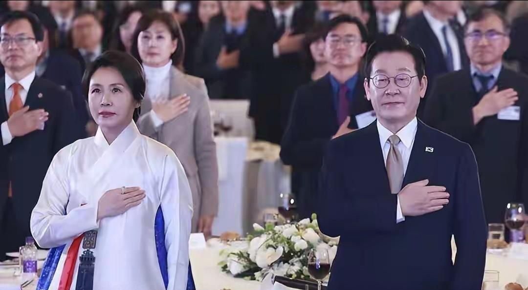 李在明落地北京，没有先和中方官员会面，而是先去了一场座谈会在美国“绑架”马杜罗