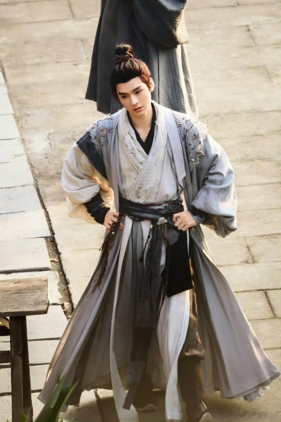 龚俊白衣公卿路透，把片场走出秀场的龚俊男模级别