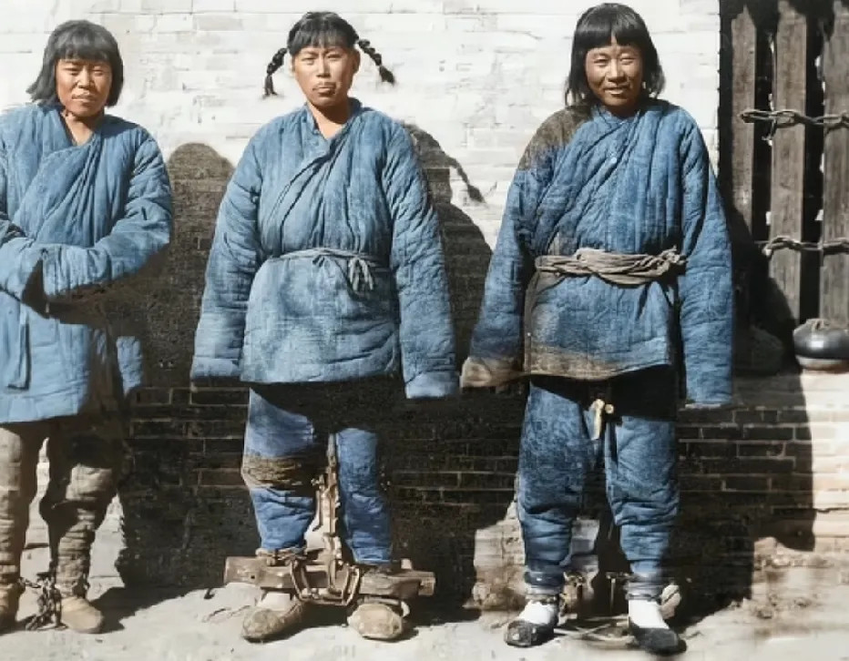 他们面帯着笑容，让人感到心酸，这是1900年，八国联军侵华战争时期，被俘虏的义