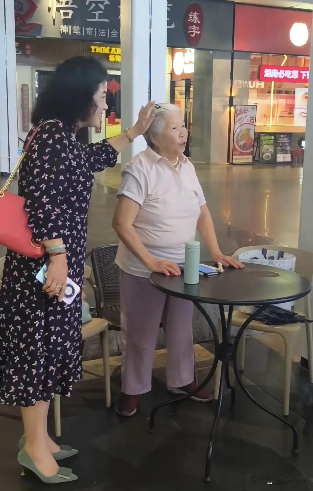 看着同岁不同样的两个人，有时候还真不得不佩服刘晓庆那旺盛的生命力！刘晓庆在湖南