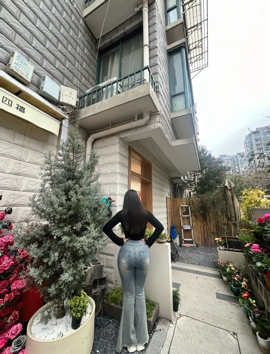 黑衣配牛仔，随性又自在，绿植繁花作。