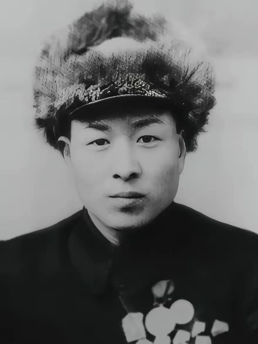 一把刺刀对八杆枪！这战士竟在玉米地里干出惊天大事...玉米叶被风吹得“沙沙”