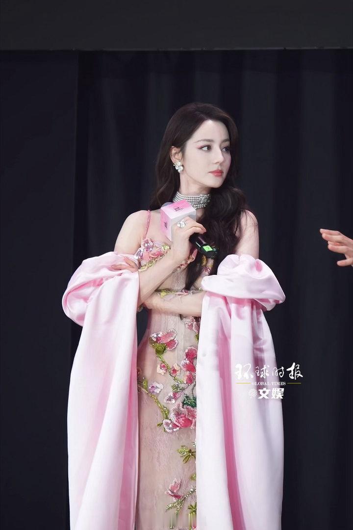 迪丽热巴❤️这么会穿​
