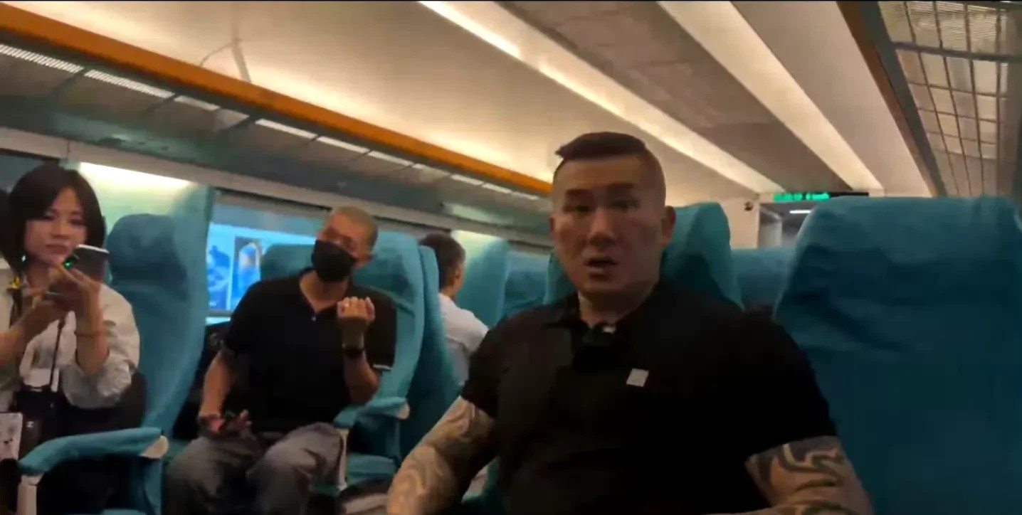 馆长证实了，大陆的座椅还是有靠背的，厕所也是有门的……下来就看是不是有茶叶蛋了。
