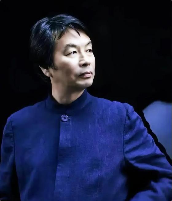 刘震云说：“世界上有三件最愚蠢的事，一是把钱借出去，等别人主动还；二是闷头