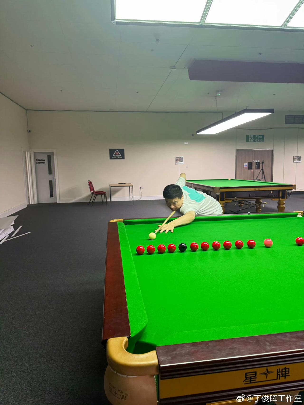 备战世锦赛最早的种子选手！好现象，丁俊晖正在丁俊晖斯诺克学院训练，备战世锦赛！