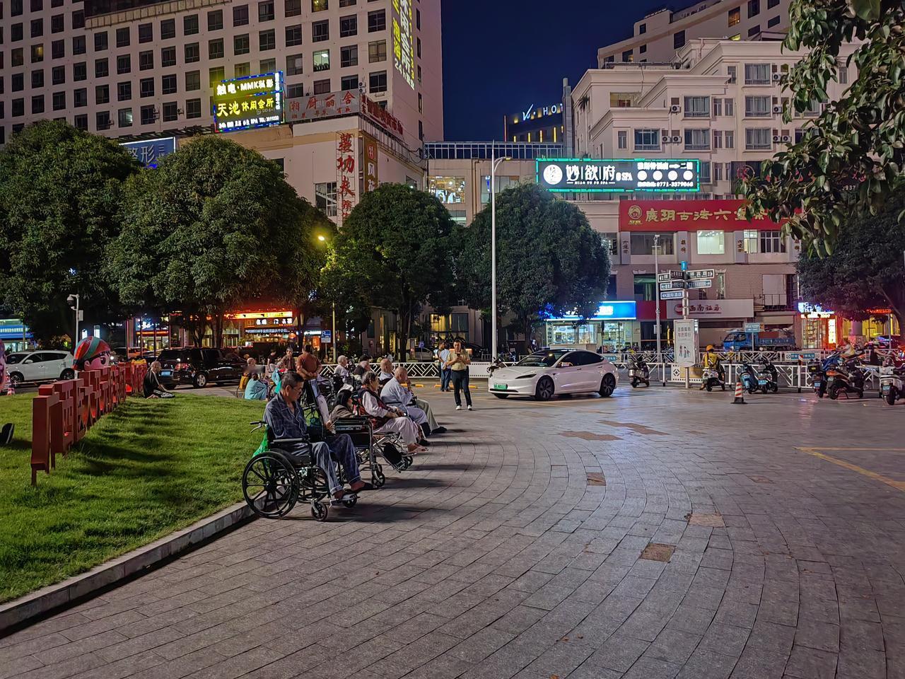 这就是以后我们大多数人老了之后的写照吗？昨晚下楼散步，看到旁边医院门口的空地上，