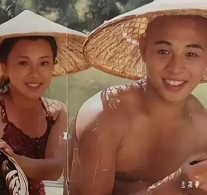 还第一次看李连杰和黄秋燕这张合拍照。多般配的两个人！笑容相宜，很有夫妻相，怎么