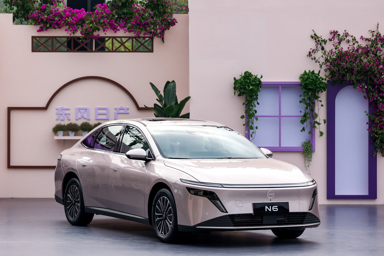 东风日产N6发布会现场曝光一组路透：会场全部座席均采用车型原车后排座椅，让嘉宾提