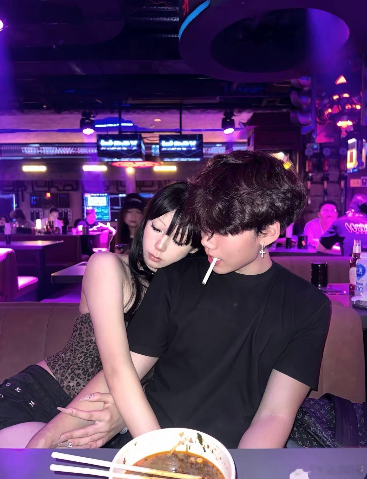 当我微醺时靠在男朋友肩膀上​​​
