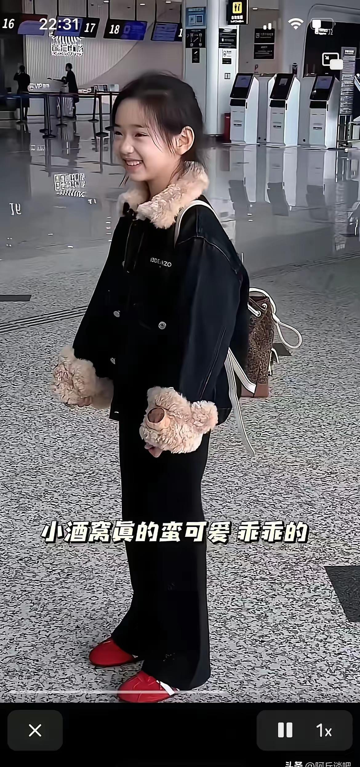 每次看到董璇女儿小酒窝的笑，我心里就咯噔一下。T台走秀，综艺跳舞，镜头感拉满，