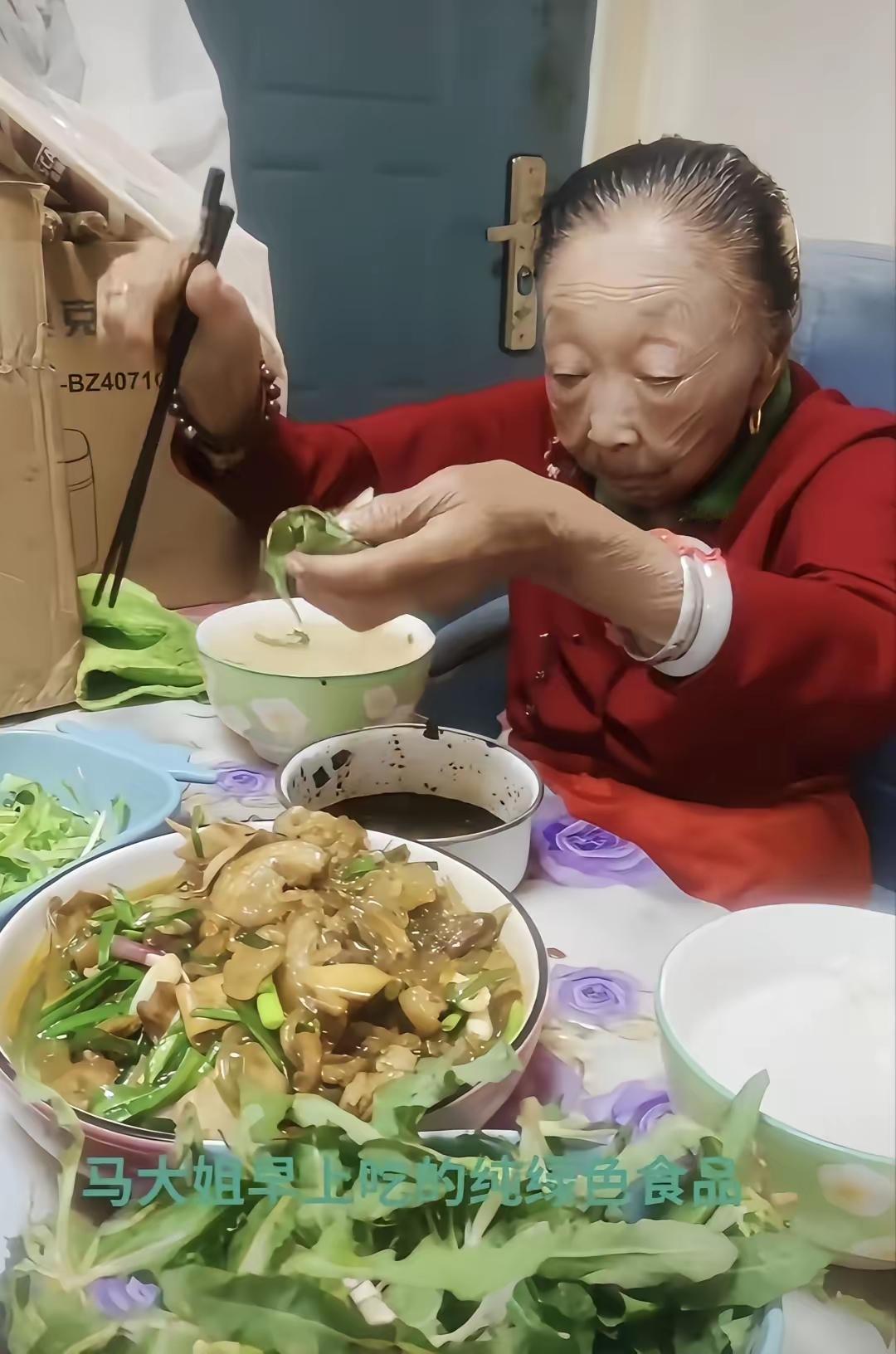 88岁的马玉琴现状看着活力满满，身体硬朗，原因或许和她的生活状态有关。她一早便和