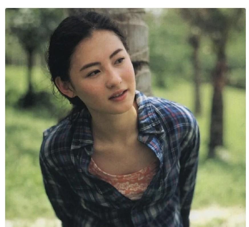 张柏芝这事儿，咱们得从2018年往回看。那年工作室确认“小王子”出生，声明里只