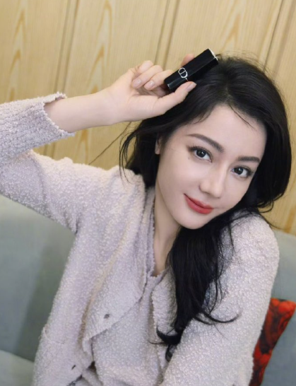 迪丽热巴这抹“锦鲤红”也太正了！浓颜系美人配红唇，开年就是视觉暴击，美得我手机都