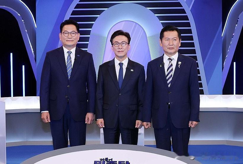 8月12日，韩国共同民主党党首竞选最后一轮电视辩论正式拉开帷幕，宋永吉、郑清来、