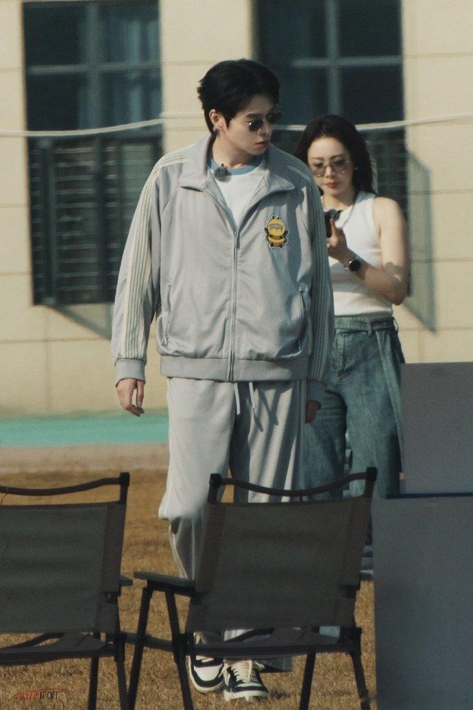 魏大勋扛铁裤衩像在走秀周五晚高疯名场面，魏大勋太会了别人扛铁裤衩是狼狈，魏大勋扛