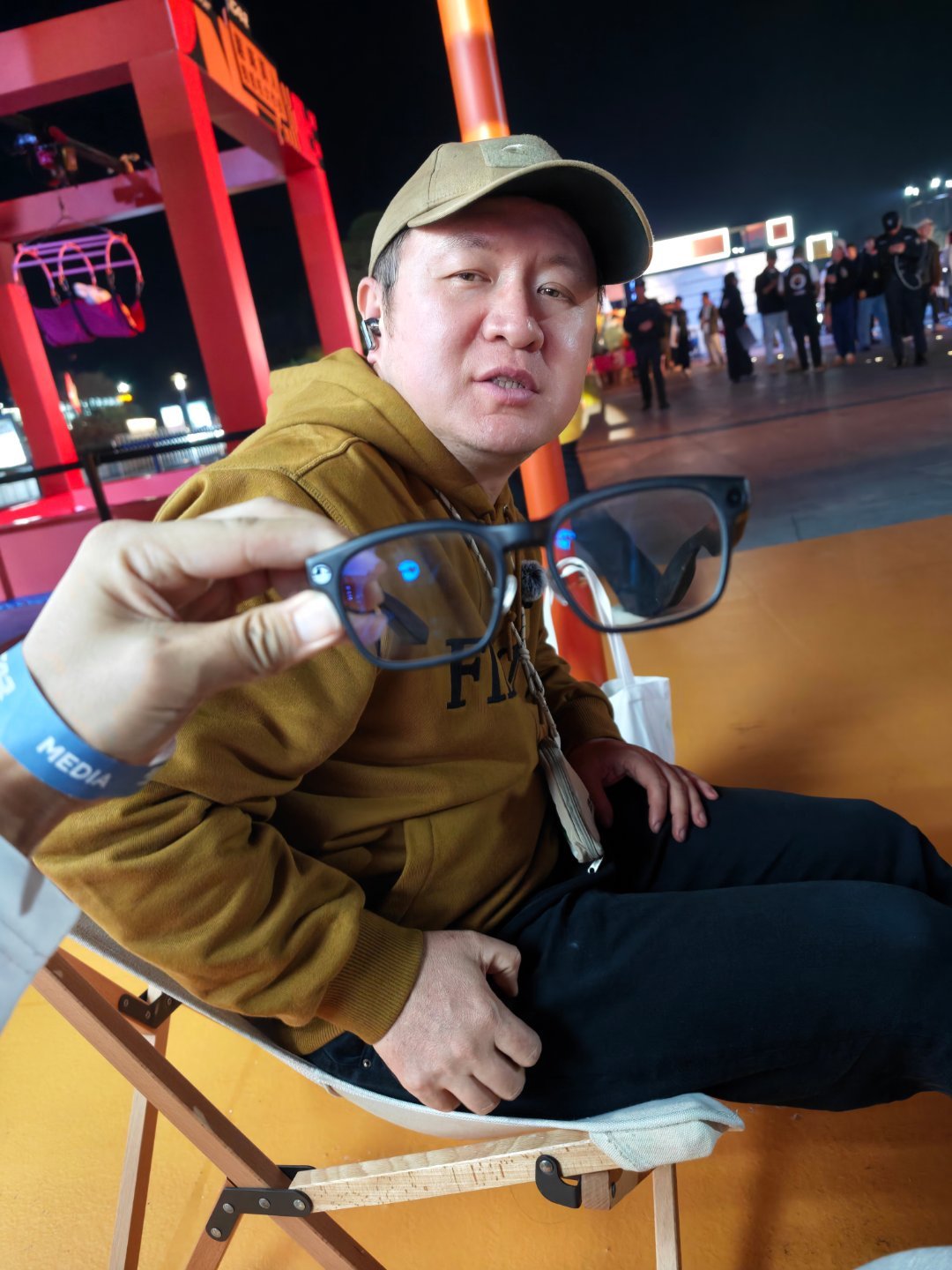 我应该是全网最后一个摸到理想AI眼镜的，还是蹭老领导洪队，质感针不戳，而且解决了