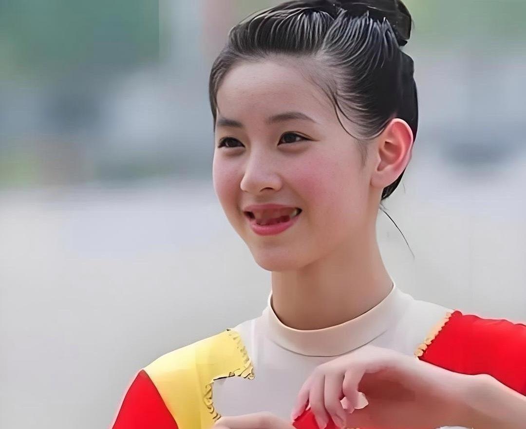 还记得当年那个奶茶妹妹章泽天吗？2005年，刚上高一的她就已是学校体操队队长，还