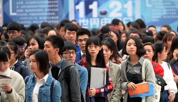 海归光环已经消失？49.5万留学生涌回国，残酷真相：企业只认这个不少单位招人