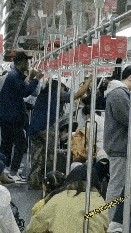 地铁是一个公共的交通工具，这地方需要的是安静有序，秩序井然，可是这些外国人在这里