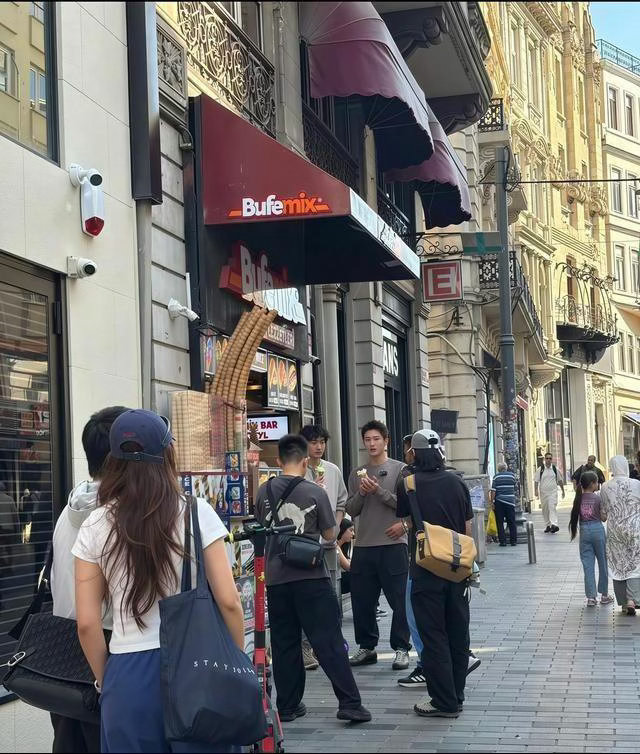 黄景瑜王传君土耳其街头闲逛：没保镖没遮面，这份“不装”真稀缺