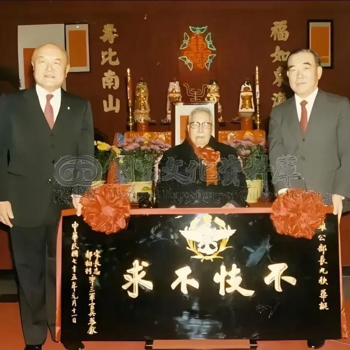 1987年，俞大维九十大寿，一张罕见的留影，从镜头中我们可以看到，俞大维坐在椅子