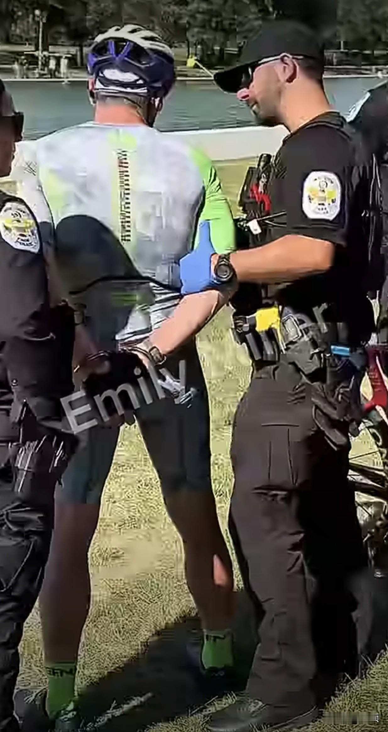 莫伸手伸手必被捉😱当地6月19日，67岁前奥运皮划艇选手大卫·赫恩骑行52英里