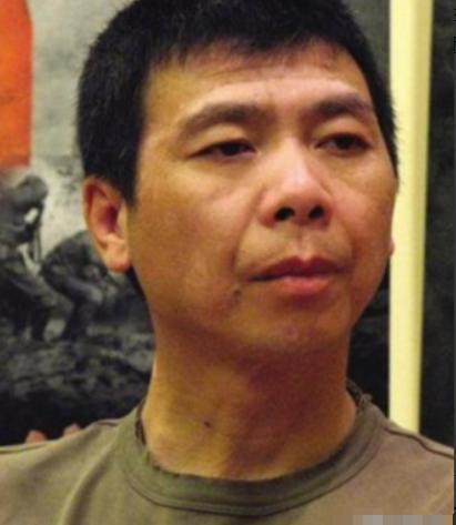 当年，冯小刚开着300万的豪车，回老家看望瘫痪多年的母亲，已经照顾母亲16年的姐