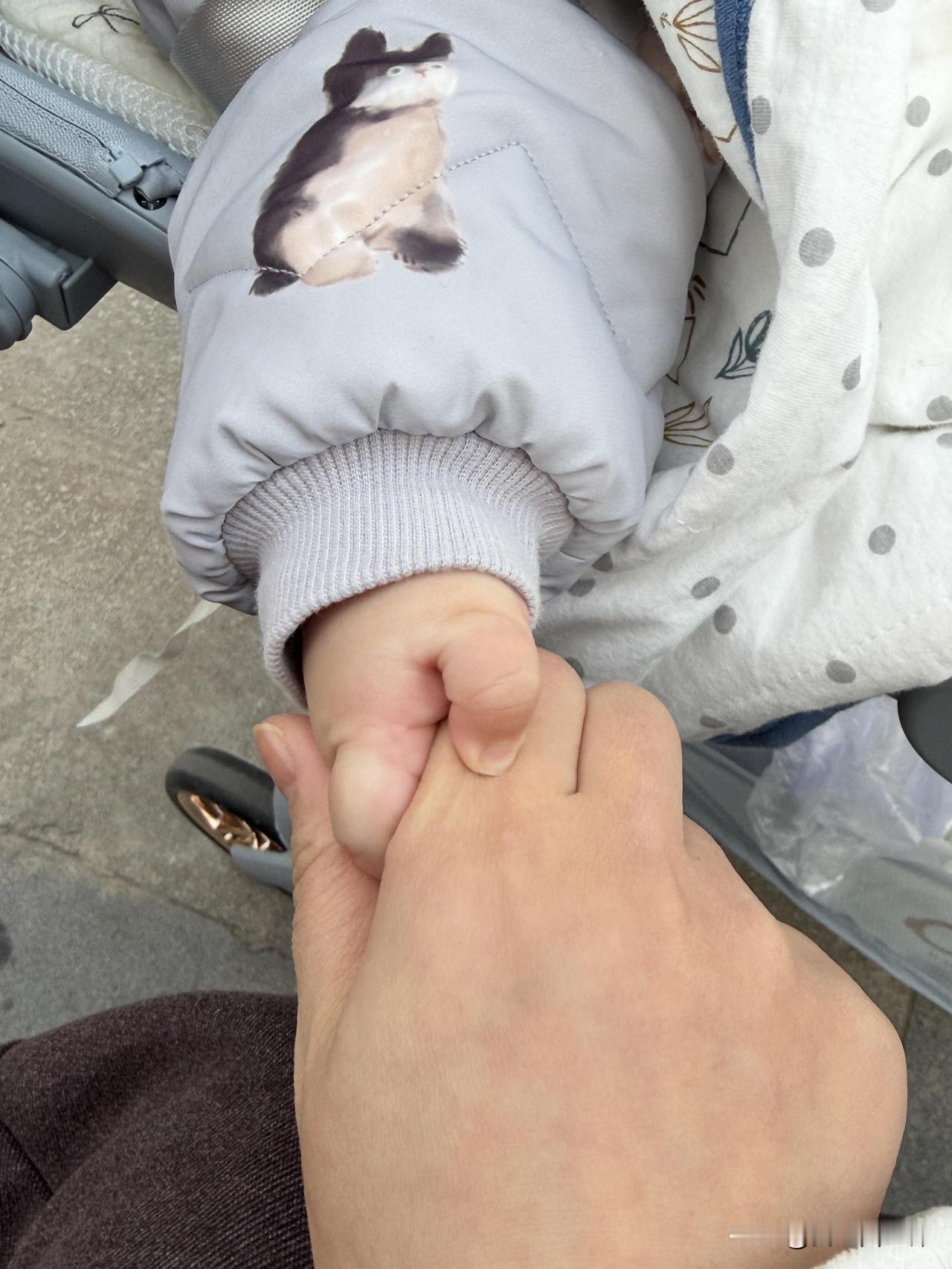 我不确定自己是不是一个好妈妈。预产期当天，我要求剖出来。出生以后住院五天，前