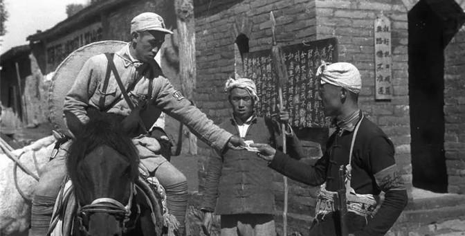 1945年，八路军旅长要处决团政委。临刑前，旅长的警卫员，突然靠近团委松绑，并催