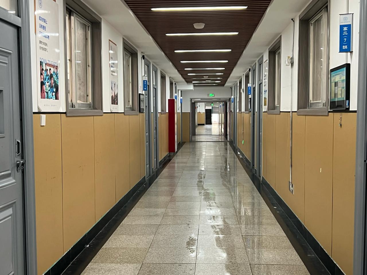 昨天，是期中考试结束的一天，老师和学生都回家了。晚上八点多，我和年级主任坐在会