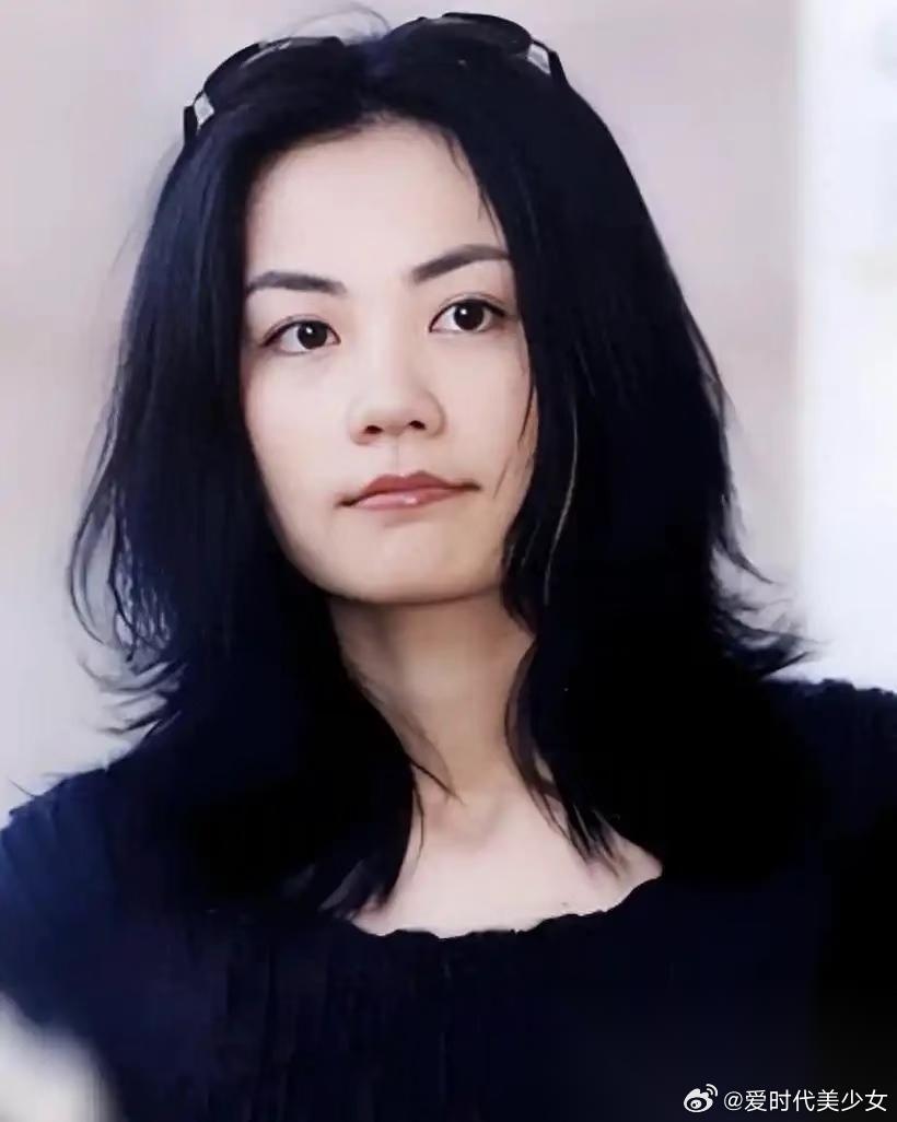 王菲这个人完全经不起细究因为仔细一查，你就会发现她居然给别人免费唱过那么多歌