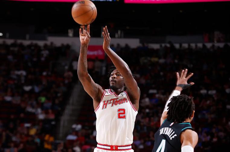 芬尼-史密斯在最近两场比赛中的出场时间分别为26分58秒和25分08秒，都是本赛